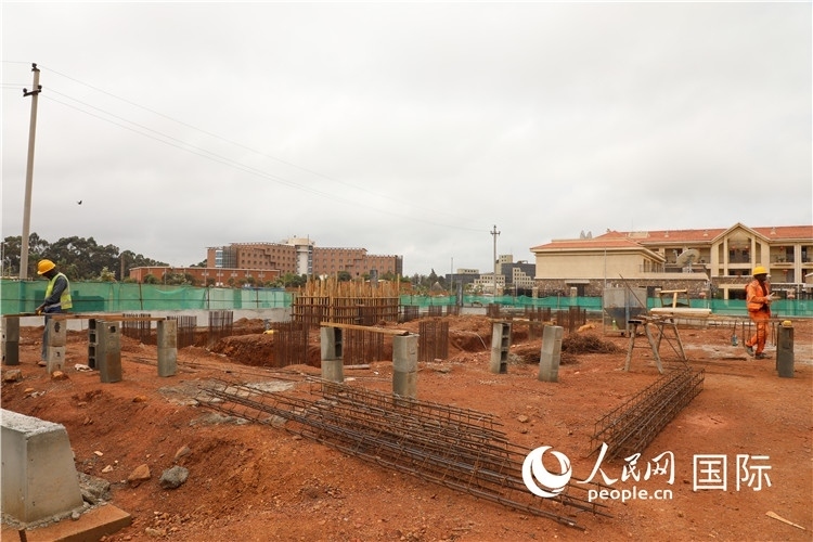 圖為孔子學(xué)院項(xiàng)目施工現(xiàn)場。人民網(wǎng)記者 沈小曉攝。