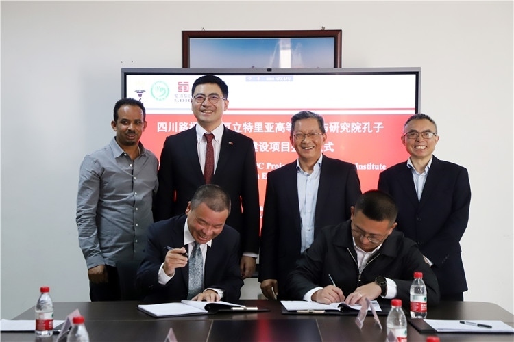 圖2：圖為4月30日孔子學(xué)院教學(xué)樓項(xiàng)目簽約儀式現(xiàn)場。四川路橋供圖