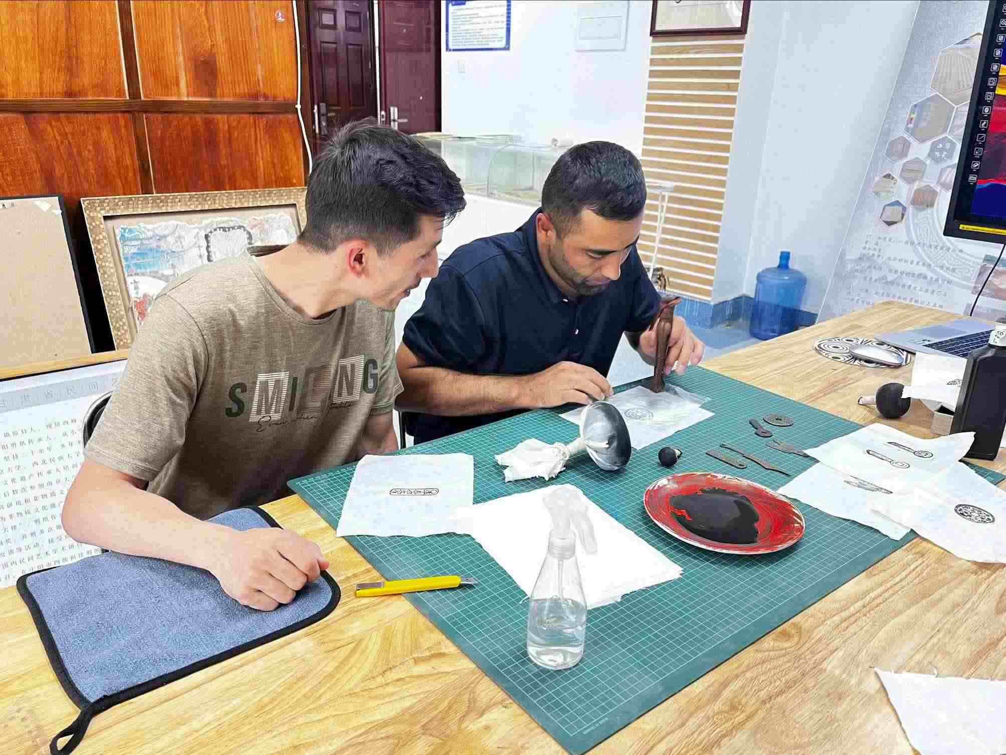 營員們動手體驗“非遺”技藝。校方供圖