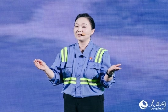 黃英紅講述在互聯(lián)網(wǎng)“種地”的故事。人民網(wǎng)攝