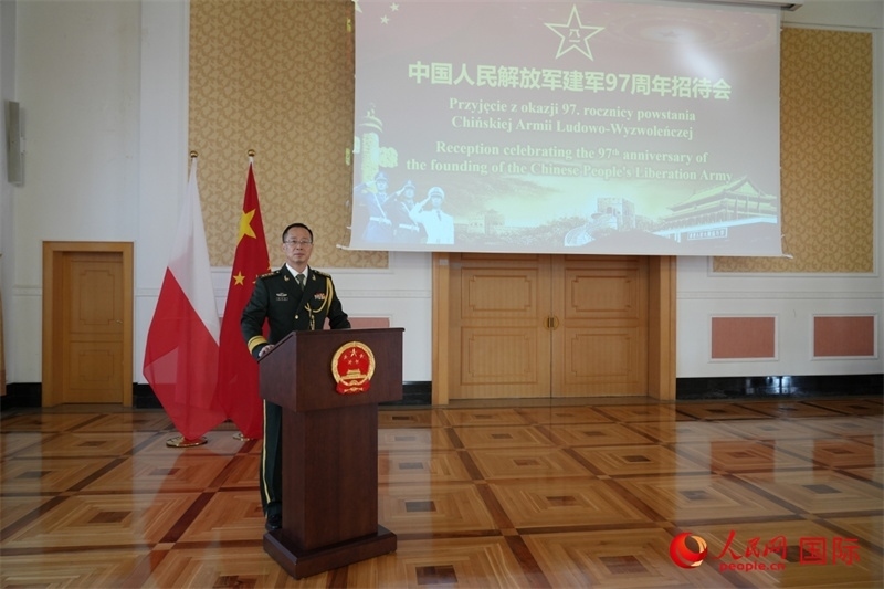 波蘭使館國(guó)防武官?gòu)堃笮Ｔ谡写龝?huì)上致辭。人民網(wǎng)記者 李增偉攝 