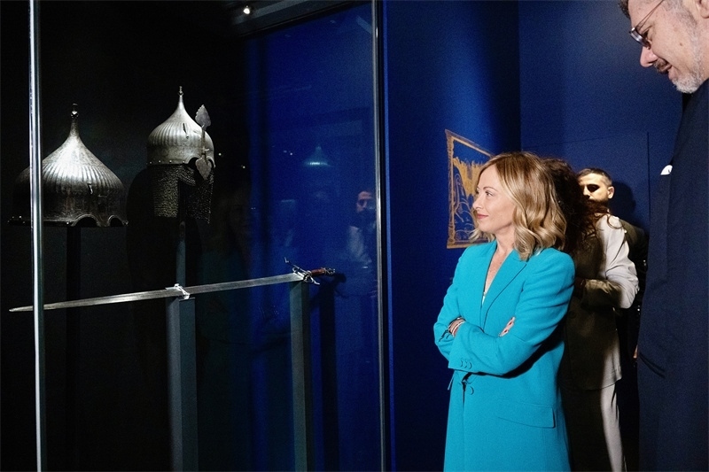 意大利總理梅洛尼參觀展覽“傳奇之旅：馬可·波羅與絲綢之路上的世界”。 (意大利總理府供圖)