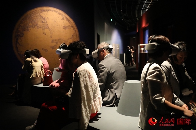 嘉賓在展覽“傳奇之旅：馬可·波羅與絲綢之路上的世界”VR體驗區(qū)參觀。人民網(wǎng) 殷韜攝