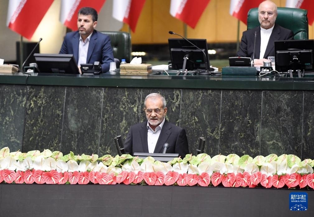 7月30日，佩澤希齊揚（前）在伊朗德黑蘭的伊朗議會宣誓就任伊朗總統(tǒng)后發(fā)表就職演說。新華社記者 沙達(dá)提 攝