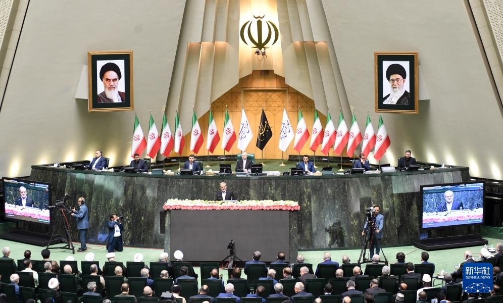 7月30日，佩澤希齊揚（中）在伊朗德黑蘭的伊朗議會宣誓就任伊朗總統(tǒng)后發(fā)表就職演說。新華社記者 沙達(dá)提 攝