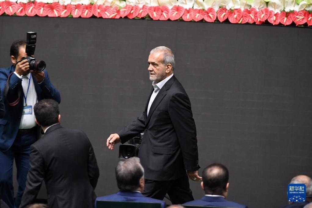 7月30日，在伊朗德黑蘭的伊朗議會，佩澤希齊揚（中）抵達(dá)總統(tǒng)就職典禮現(xiàn)場。新華社記者 沙達(dá)提 攝