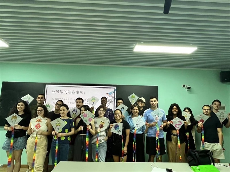 在中國和巴西共迎兩國建交50周年之際，巴西圣保羅州立大學(xué)孔子學(xué)院今年7月成功組織多批、近40名巴西青少年來華進行短期訪問交流，圖為訪問團成員參加文化體驗活動。 巴西圣保羅州立大學(xué)孔子學(xué)院供圖