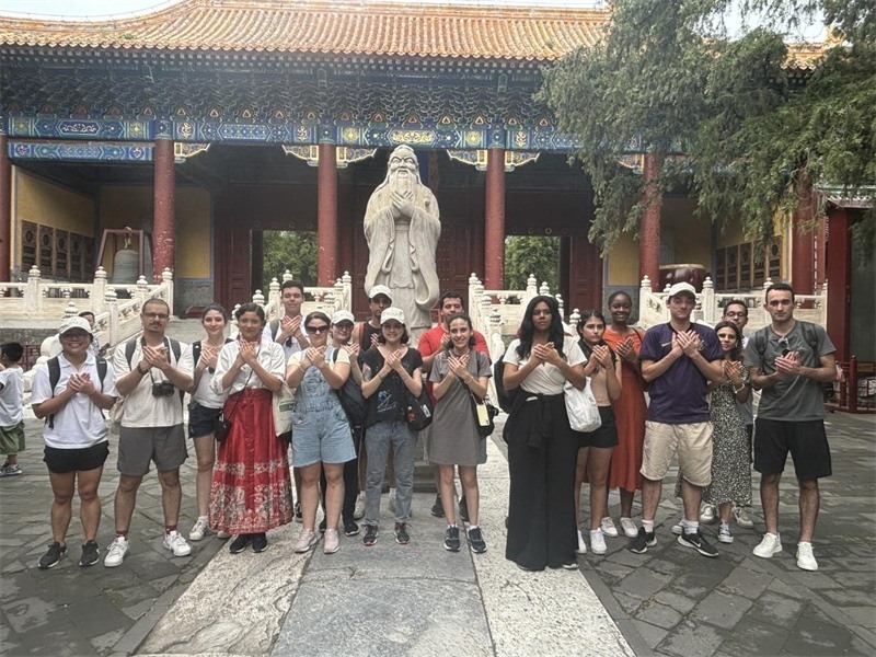 在中國和巴西共迎兩國建交50周年之際，巴西圣保羅州立大學(xué)孔子學(xué)院今年7月成功組織多批、近40名巴西青少年來華進行短期訪問交流，圖為訪問團成員參加文化體驗活動。 巴西圣保羅州立大學(xué)孔子學(xué)院供圖