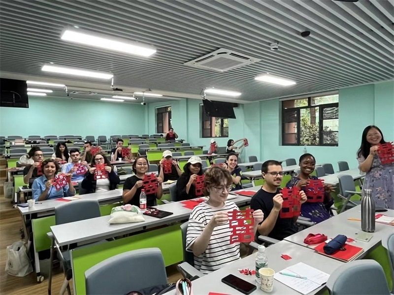 在中國和巴西共迎兩國建交50周年之際，巴西圣保羅州立大學(xué)孔子學(xué)院今年7月成功組織多批、近40名巴西青少年來華進行短期訪問交流，圖為訪問團成員參加文化體驗活動。 巴西圣保羅州立大學(xué)孔子學(xué)院供圖