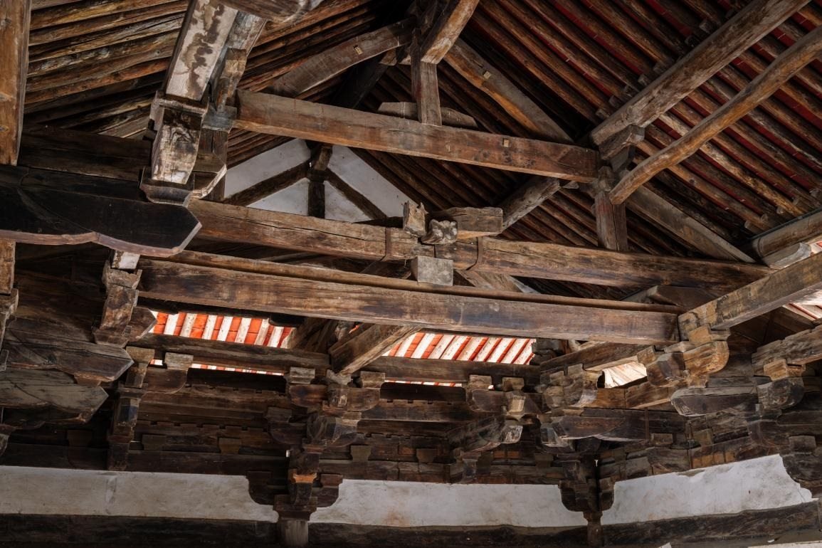 崇明寺特殊的木質“斷梁”結構。蘇唐詩攝