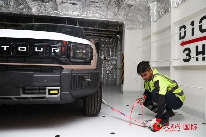 工人正在進(jìn)行卸車作業(yè)。人民網(wǎng)記者任皓宇攝