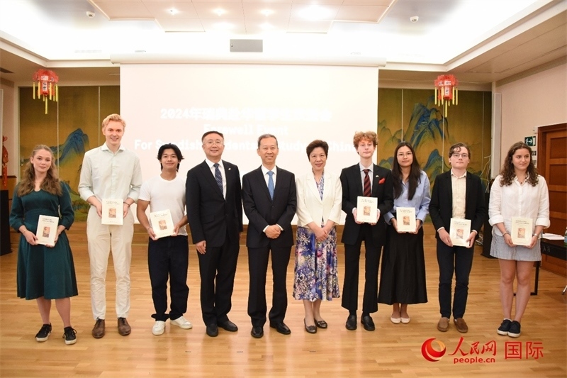 中國駐瑞典大使崔愛民與赴華瑞典留學生合影。人民網記者 殷淼攝