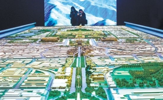 首都博物館“輝煌中軸”展廳內(nèi)，十六米長(zhǎng)的中軸線沙盤，配以立體投影技術(shù)，展現(xiàn)北京中軸線之壯美。 本報(bào)記者 武亦彬攝