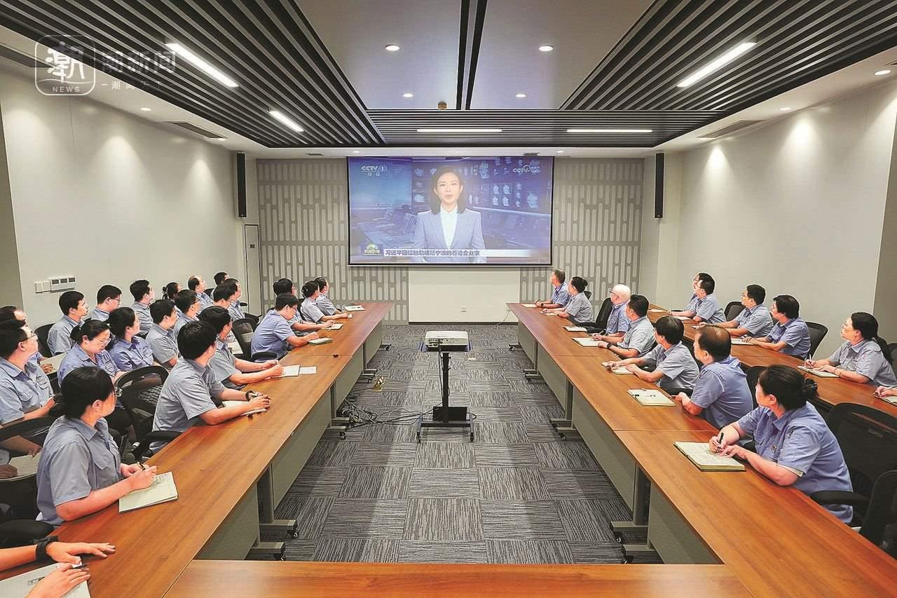 2024年8月1日晚，寧波永新光學(xué)股份有限公司員工集體觀看央視《新聞聯(lián)播》關(guān)于國家主席習(xí)近平給包陪慶、曹其鏞等祖籍寧波的香港企業(yè)家回信的報道。潮新聞記者 賀元凱 彭鵬 周旭輝 攝