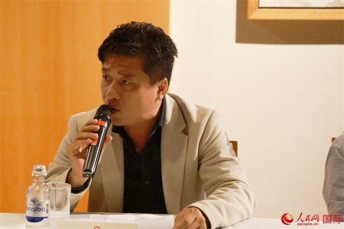 巴西中國浙江商會會長鄭俠茂在座談會上致辭。人民網(wǎng)記者 陳海琪攝