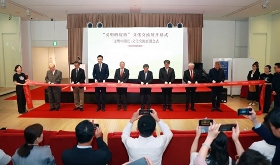 中外嘉賓共同為“文明的綻放”文化交流展開(kāi)幕式剪彩。中國(guó)外文局國(guó)際傳播發(fā)展中心供圖