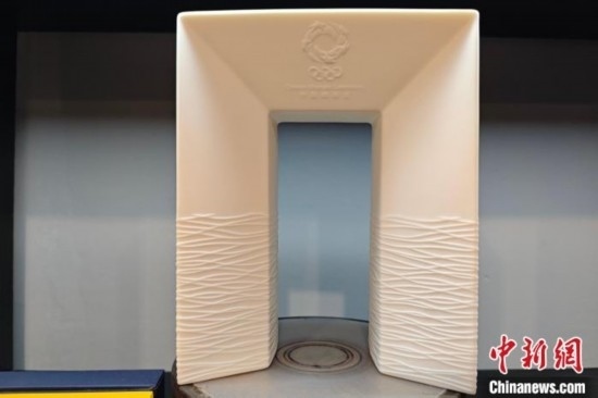 白瓷作品《凱旋尊》巧妙融合了法國與中國最具象征意義的藝術(shù)形式和元素進(jìn)行再創(chuàng)造。 吳冠標(biāo) 攝