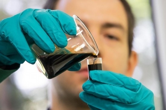 2022年5月24日，在匈牙利薩茲豪隆包陶多瑙河煉油廠，一名工人對通過阿德里亞輸油管道運達(dá)的原油樣品進(jìn)行質(zhì)量分析。新華社發(fā)（弗爾季·奧蒂洛攝）