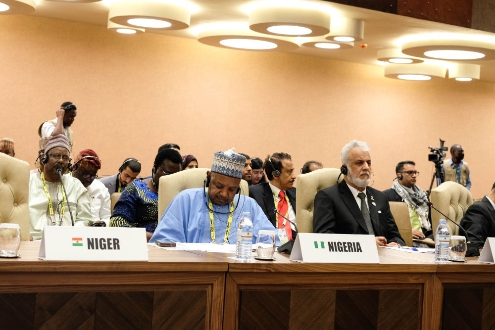 1月20日，與會(huì)代表出席在烏干達(dá)首都坎帕拉舉行的不結(jié)盟運(yùn)動(dòng)第19次峰會(huì)閉幕式。新華社發(fā)（阿佳拉·納瓦達(dá)攝）