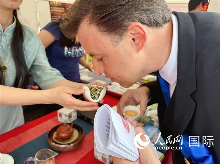 德國市民品鑒中國茶。人民網(wǎng)記者 劉赫攝