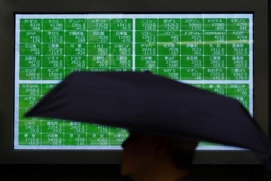 8月2日，在日本東京，行人經(jīng)過一處股指信息電子顯示屏。新華社記者張笑宇攝