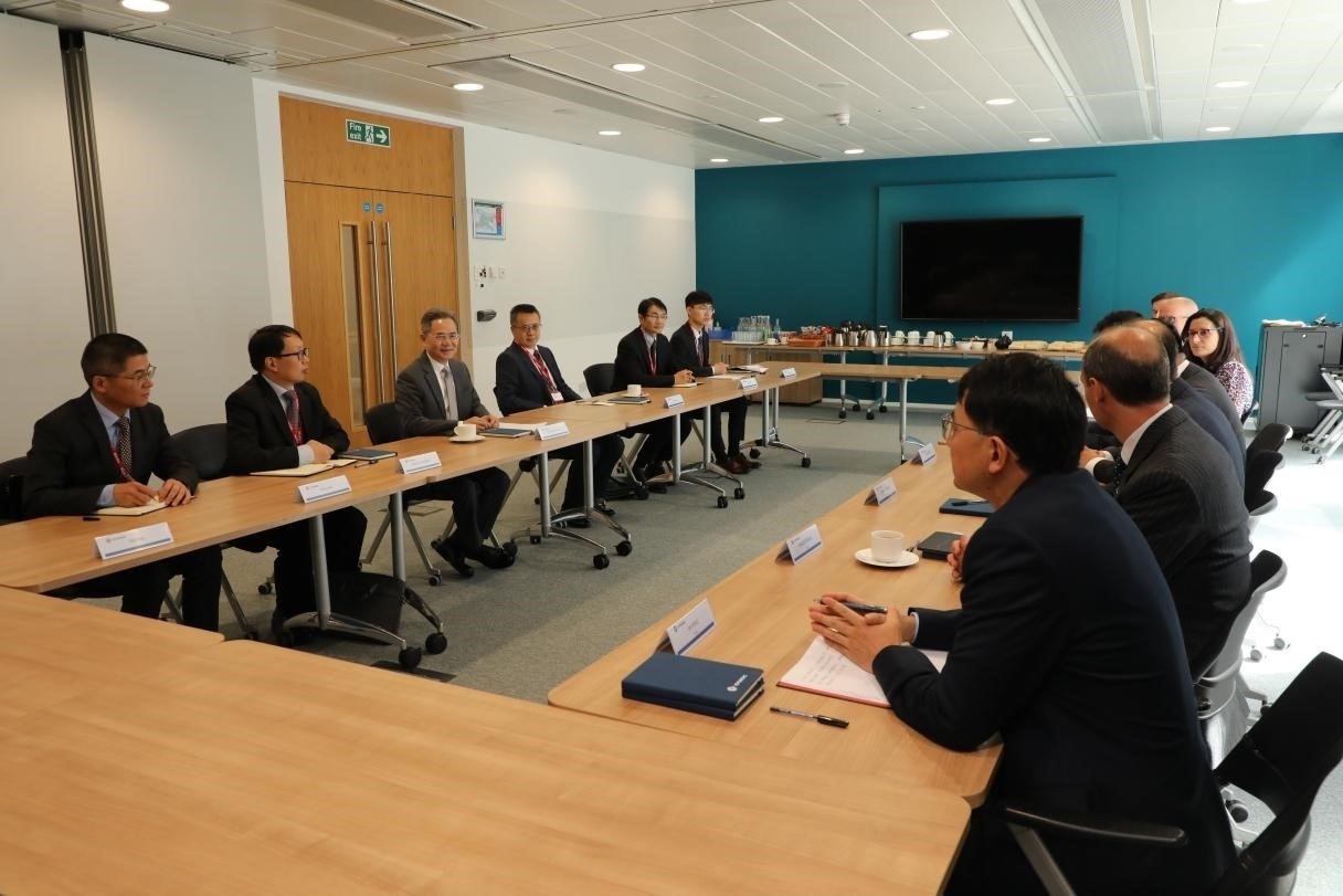 圖為中國駐英國大使鄭澤光與項(xiàng)目運(yùn)營團(tuán)隊及企業(yè)合作機(jī)構(gòu)負(fù)責(zé)人座談現(xiàn)場。中國駐英國使館供圖