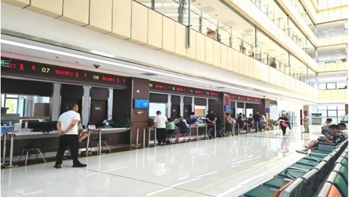 鄂托克旗政務(wù)服務(wù)中心“全科受理大綜窗”。 鄂托克旗政務(wù)服務(wù)與數(shù)據(jù)管理局供圖