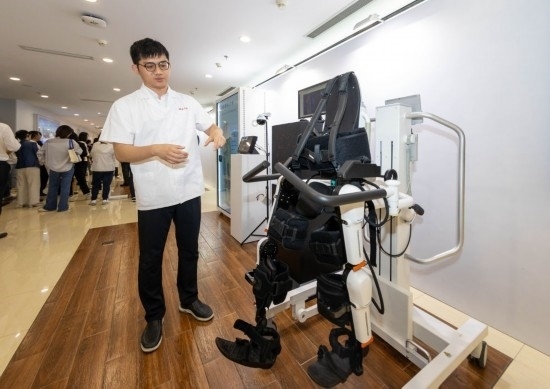 2024年5月24日，在位于上海市嘉定區(qū)的上海交通大學(xué)醫(yī)學(xué)院附屬瑞金醫(yī)院腫瘤質(zhì)子中心，工作人員介紹由瑞金醫(yī)院醫(yī)生和醫(yī)療公司共同研發(fā)的用于恢復(fù)患者下肢的醫(yī)療機(jī)器人。新華社記者 王翔 攝