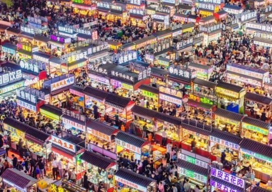 2024年4月21日，人們在河北省正定縣小商品夜市品嘗美食（無人機(jī)照片）。新華社發(fā)（武志偉 攝）