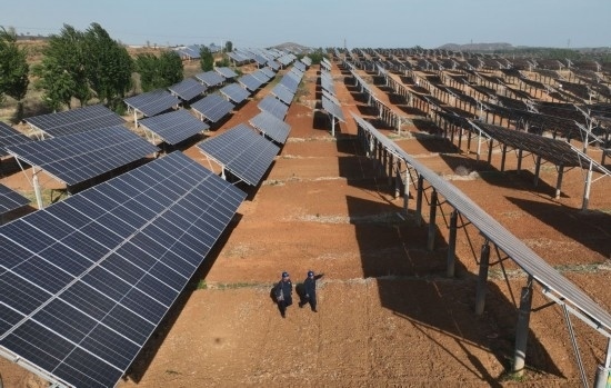 2024年4月16日，工人在河北省石家莊市靈壽縣譚莊鄉(xiāng)程家莊村的“農(nóng)光互補(bǔ)”光伏發(fā)電場巡查（無人機(jī)照片）。新華社記者 楊世堯 攝