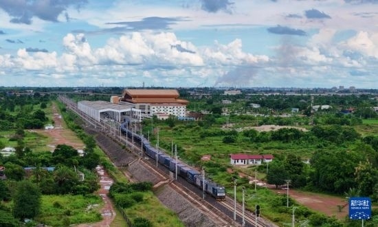8月5日，由老撾籍火車(chē)司機(jī)獨(dú)立駕駛的滿(mǎn)載貨物的列車(chē)駛出萬(wàn)象站，向中國(guó)昆明進(jìn)發(fā)（無(wú)人機(jī)照片）。新華社發(fā)（楊永全 攝）