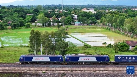 8月5日，由老撾籍火車(chē)司機(jī)獨(dú)立駕駛的滿(mǎn)載貨物的列車(chē)駛出萬(wàn)象站，向中國(guó)昆明進(jìn)發(fā)（無(wú)人機(jī)照片）。新華社發(fā)（楊永全 攝）