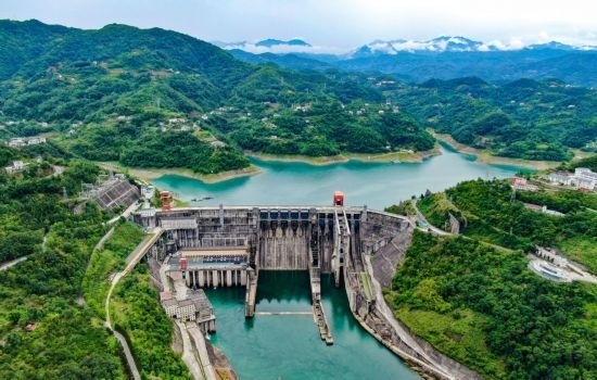 這是陜西安康水電站大壩（2024年6月21日攝，無人機(jī)照片）。新華社記者 蔡湘鑫 攝