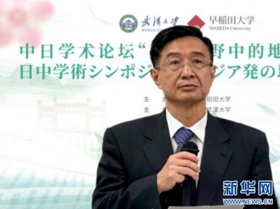 圖為中國(guó)駐日本大使館教育處公使銜參贊杜柯偉發(fā)表致辭。（武漢大學(xué)供圖）