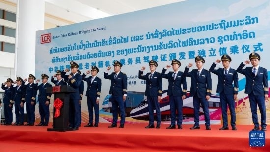8月5日，在中老鐵路萬(wàn)象站，中老鐵路首批14名老撾籍火車(chē)司機(jī)進(jìn)行宣誓。新華社發(fā)（凱喬 攝）