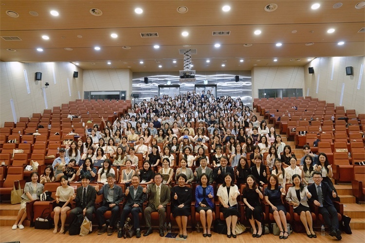 8月5日，第十一屆在韓國(guó)際中文教育志愿者崗中培訓(xùn)舉行開(kāi)班儀式。圖為活動(dòng)現(xiàn)場(chǎng)合影。 教育部中外語(yǔ)言交流合作中心供圖