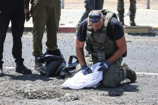 8月6日，在以色列納哈里亞，警方在無人機(jī)襲擊現(xiàn)場(chǎng)開展工作。以色列國防軍6日發(fā)表聲明說，多架無人機(jī)當(dāng)天從黎巴嫩射向以色列，造成以色列邊境城市納哈里亞數(shù)名平民受傷。新華社/基尼圖片社