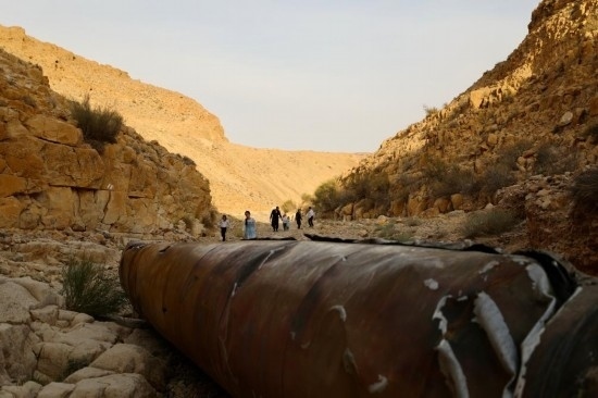 這是4月28日在以色列南部城市阿拉達(dá)附近拍攝的伊朗導(dǎo)彈殘骸。新華社發(fā)（賈馬爾·阿瓦德攝）