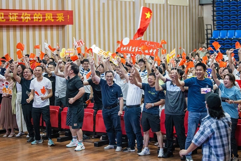 北京時(shí)間7月27日，2024年巴黎奧運(yùn)會(huì)首個(gè)比賽日，在射擊10米氣步槍混合團(tuán)體比賽中，中國(guó)選手黃雨婷/盛李豪獲得金牌。圖為黃雨婷的母校師生們通過(guò)收看奧運(yùn)直播的方式為她加油助威。