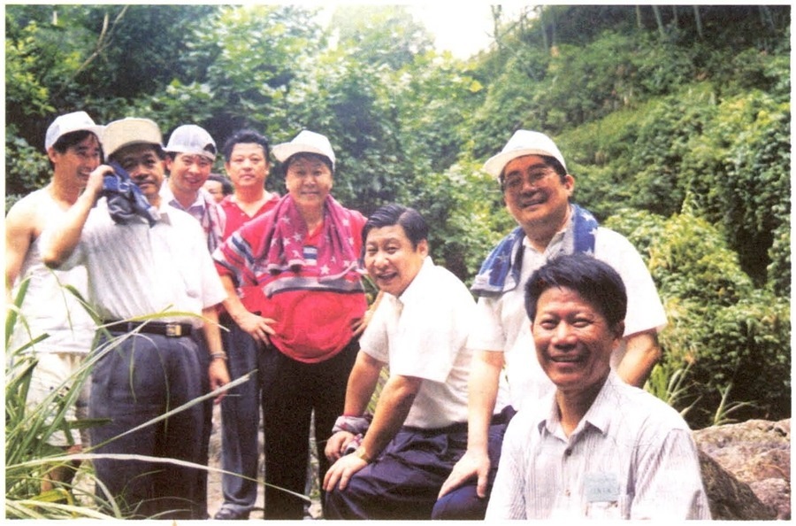 1999年6月，習(xí)近平在福州森林公園參加紀(jì)念毛主席“發(fā)展體育運(yùn)動(dòng)，增強(qiáng)人民體質(zhì)”題詞47周年登山健身活動(dòng)。（資料照片，來源：《習(xí)近平在福建》（下））