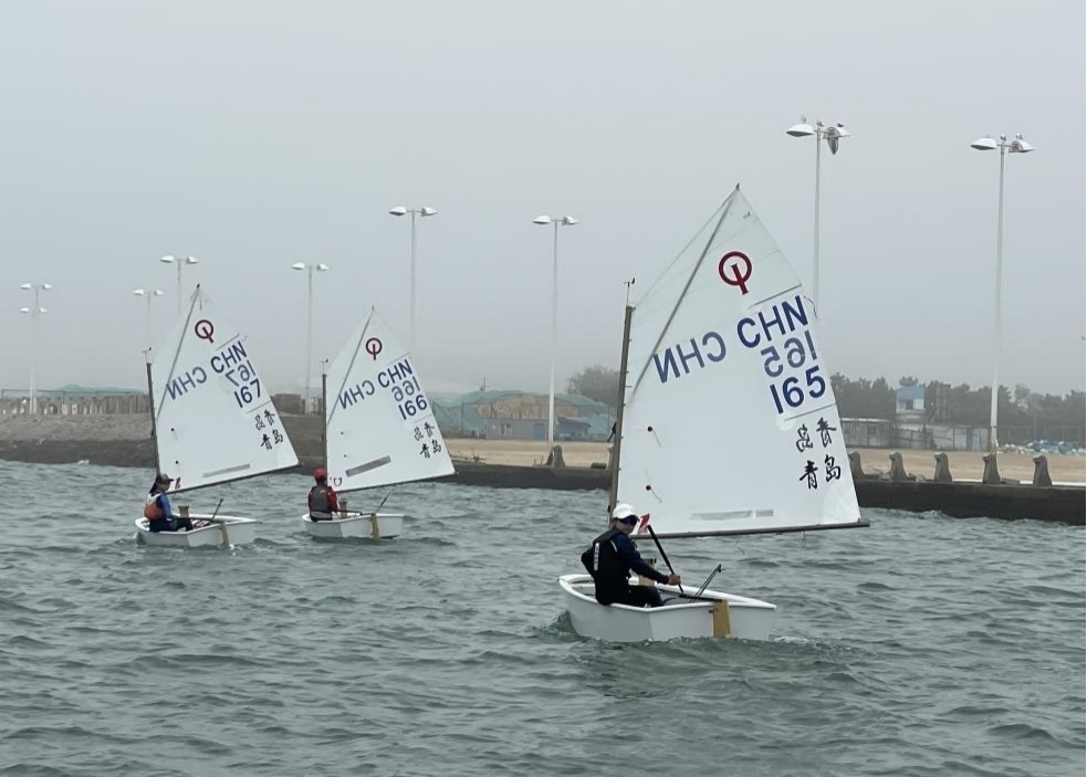 青島市嶗山區(qū)中韓小學(xué)帆船社團(tuán)進(jìn)行帆船訓(xùn)練。青島市嶗山區(qū)教育和體育局供圖