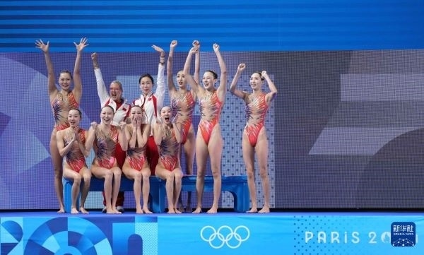 北京時(shí)間8月8日凌晨，巴黎奧運(yùn)會(huì)花樣游泳集體項(xiàng)目的最后一項(xiàng)比賽集體技巧自選在巴黎奧林匹克水上運(yùn)動(dòng)中心舉行。中國隊(duì)奪得花樣游泳集體項(xiàng)目金牌。圖為中國隊(duì)在比賽后慶祝奪冠。新華社記者 薛宇舸 攝