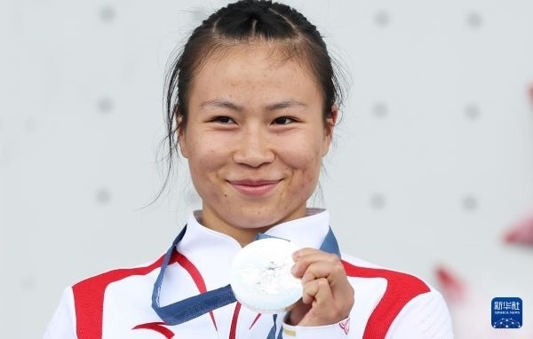 北京時間8月7日，在巴黎奧運會攀巖女子速度賽比賽中，中國選手鄧麗娟獲得銀牌。圖為亞軍中國選手鄧麗娟在頒獎儀式上。新華社記者 高靜 攝