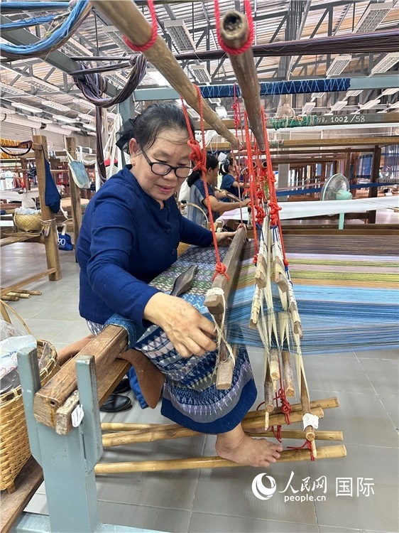 傳統(tǒng)手工織布。人民網(wǎng)記者 簡承淵攝