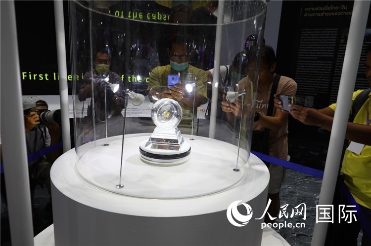 “嫦娥五號”探測器從月球帶回的月球樣品在泰國展出。人民網(wǎng)記者簡承淵攝