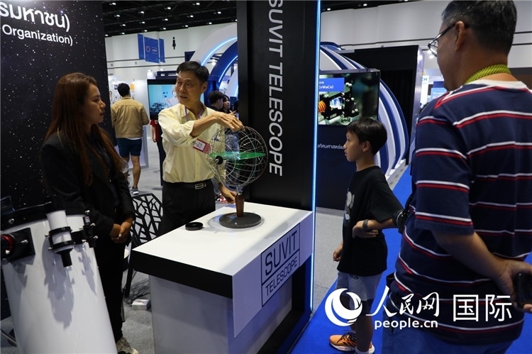 專家向觀眾講述航天知識。人民網(wǎng)記者簡承淵攝。