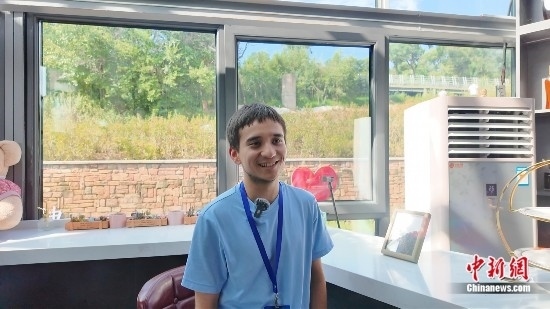 圖為外籍青年杜喬接受采訪。曹淼欣攝