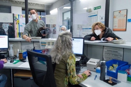 1月15日，人們?cè)谖靼嘌礼R德里一家診所內(nèi)就診。新華社發(fā)（古斯塔沃·巴連特?cái)z）