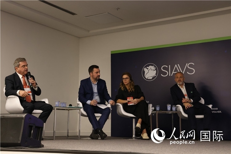 巴西動物蛋白協(xié)會高層管理人員在展覽會舉辦前接受外國記者采訪。 人民網(wǎng)記者 時元皓攝