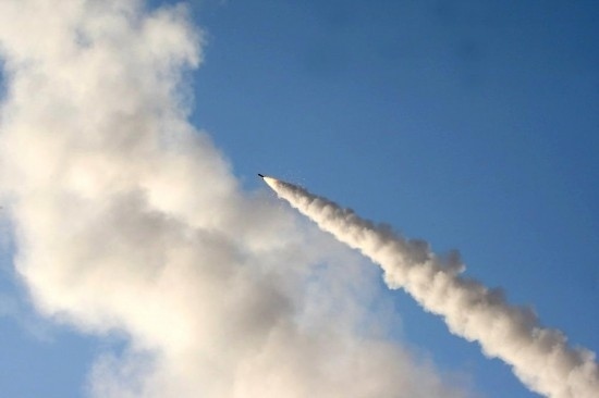 這張2011年6月28日在伊朗中部城市庫姆附近拍攝的照片顯示，一枚導(dǎo)彈在“偉大先知６”軍事演習(xí)中發(fā)射升空。新華社發(fā)